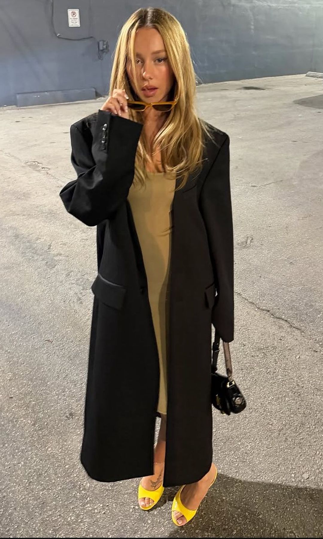Ester Expósito, una musa enamorada cuyo estilo evoluciona con guiños a Mbappé: vestido corto con estampado tropical