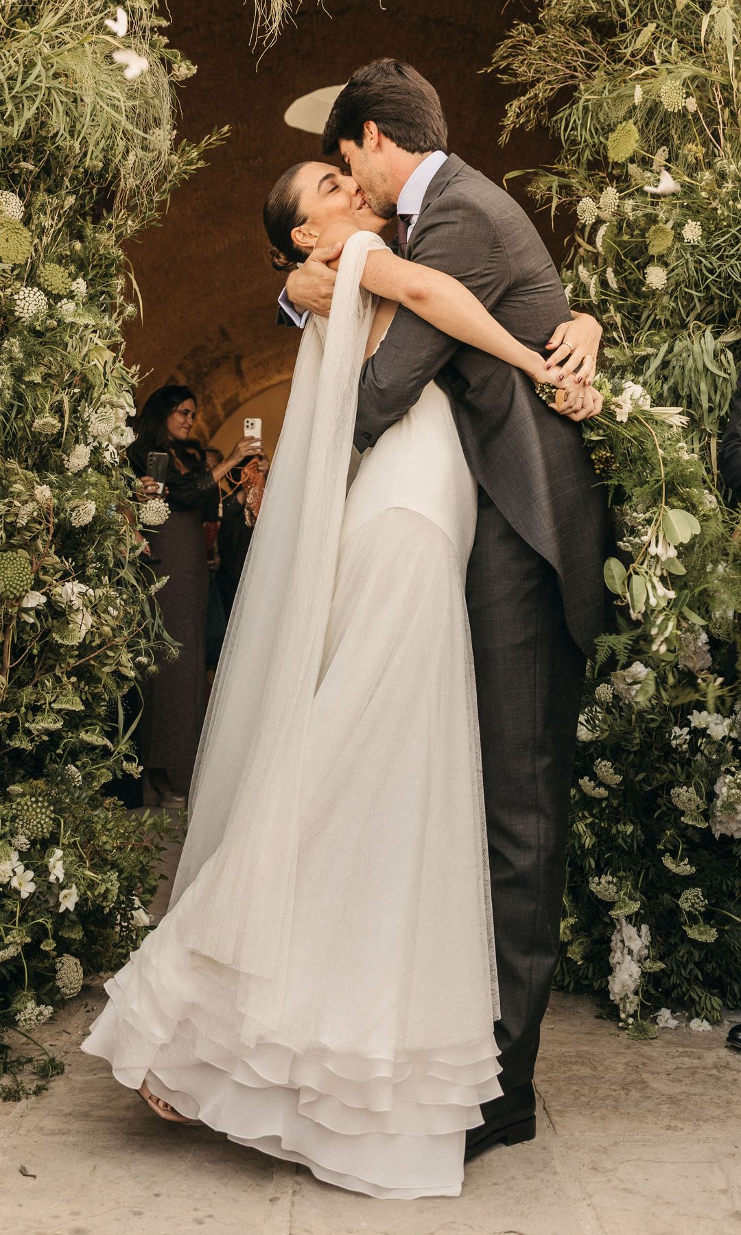 El primer beso en público de los recién casados