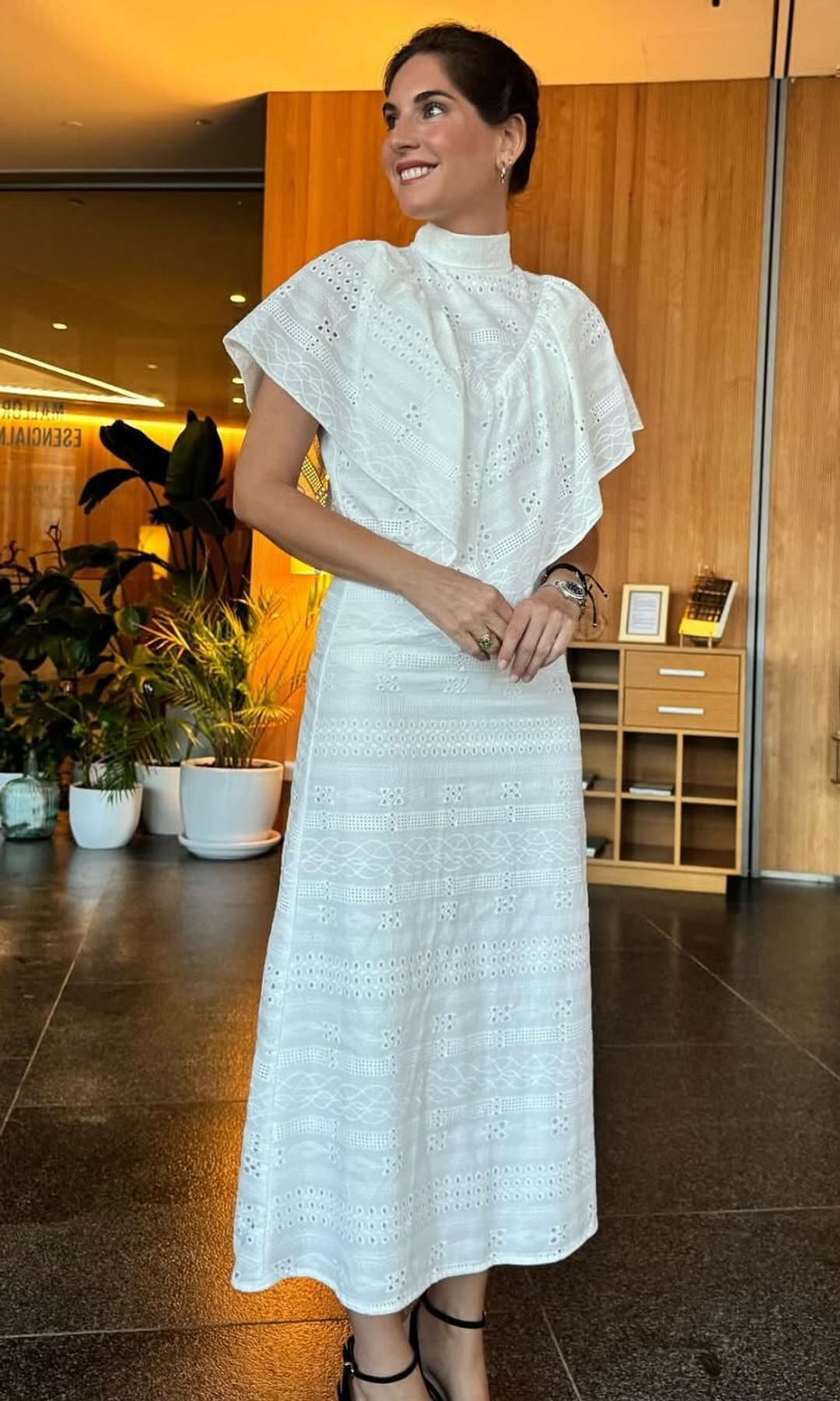 Lourdes Montes con vestido blanco de Bolfate Collection