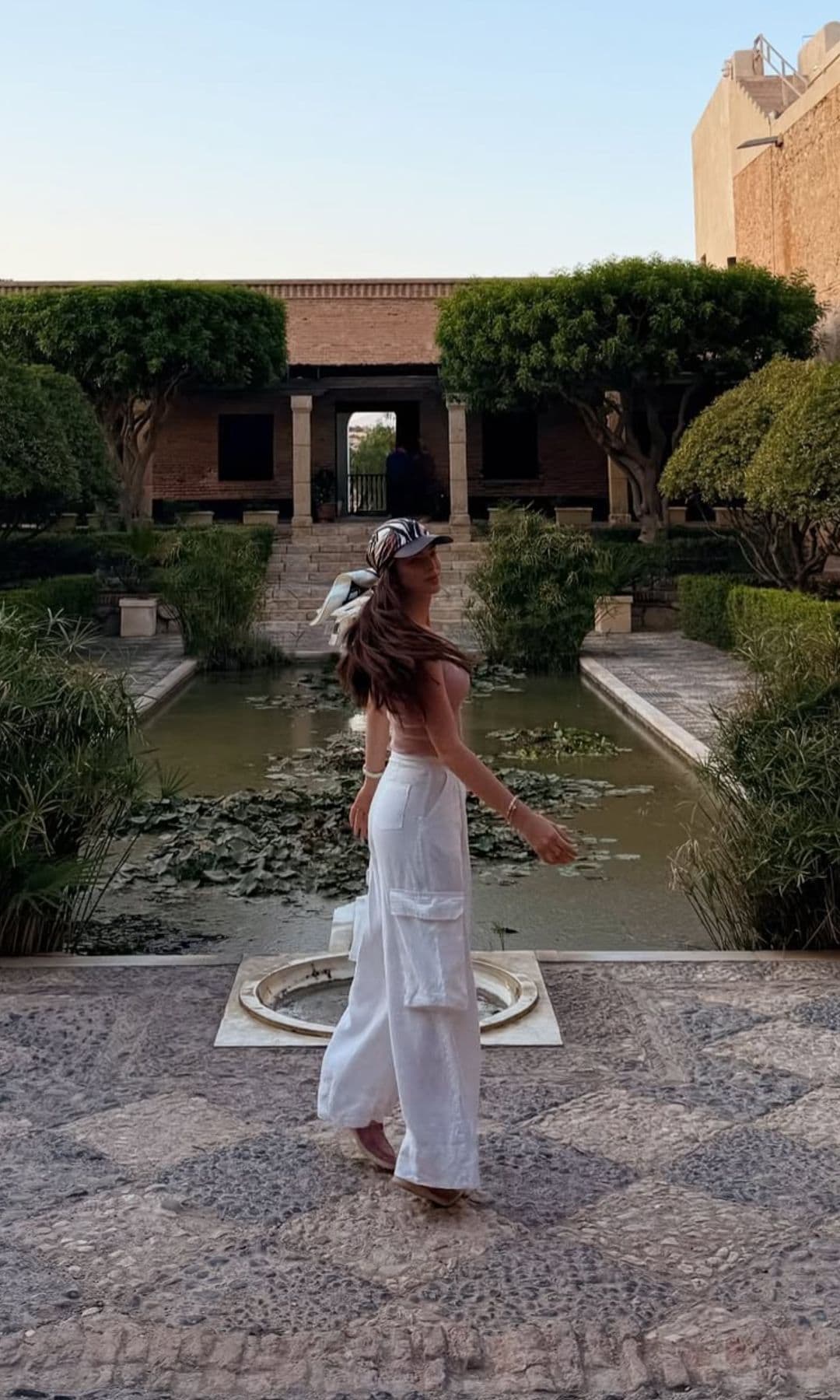 Nadia Ferreira llevaba súper elegante en su día de senderismo.