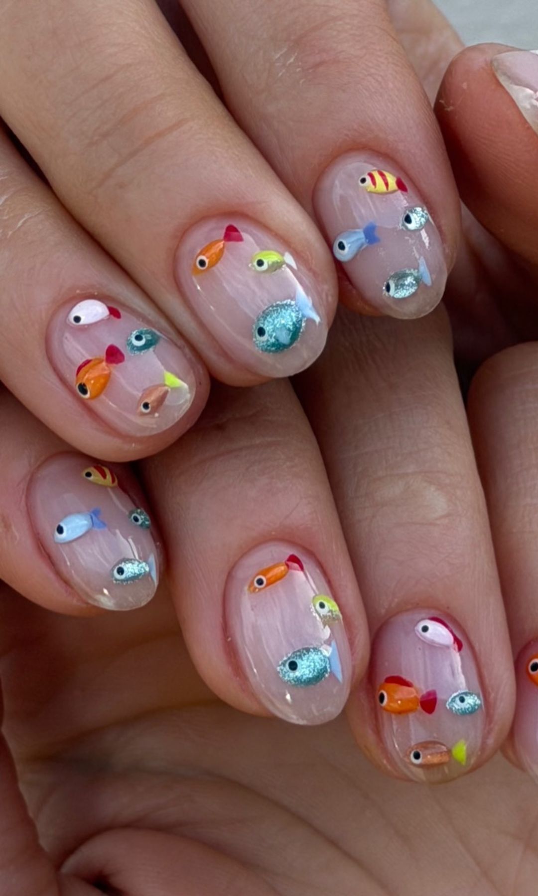 Manicura de peces de colores