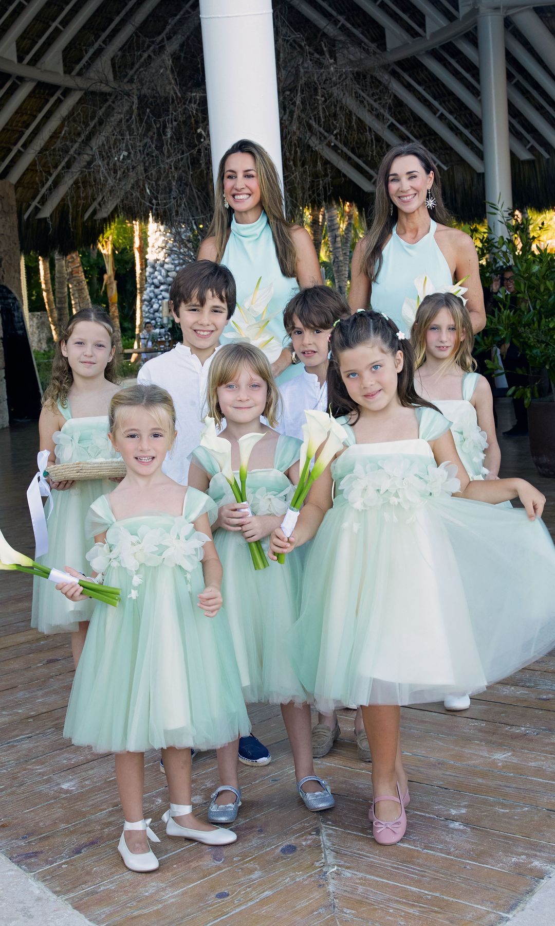 Las madrinas de honor con los niños