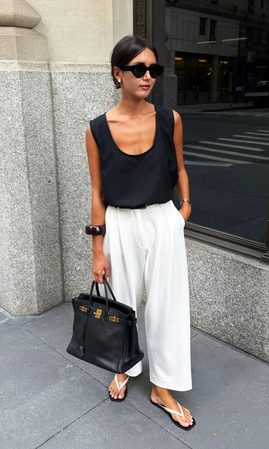 Un único pantalón blanco de lino y tres looks que te salvarán el verano