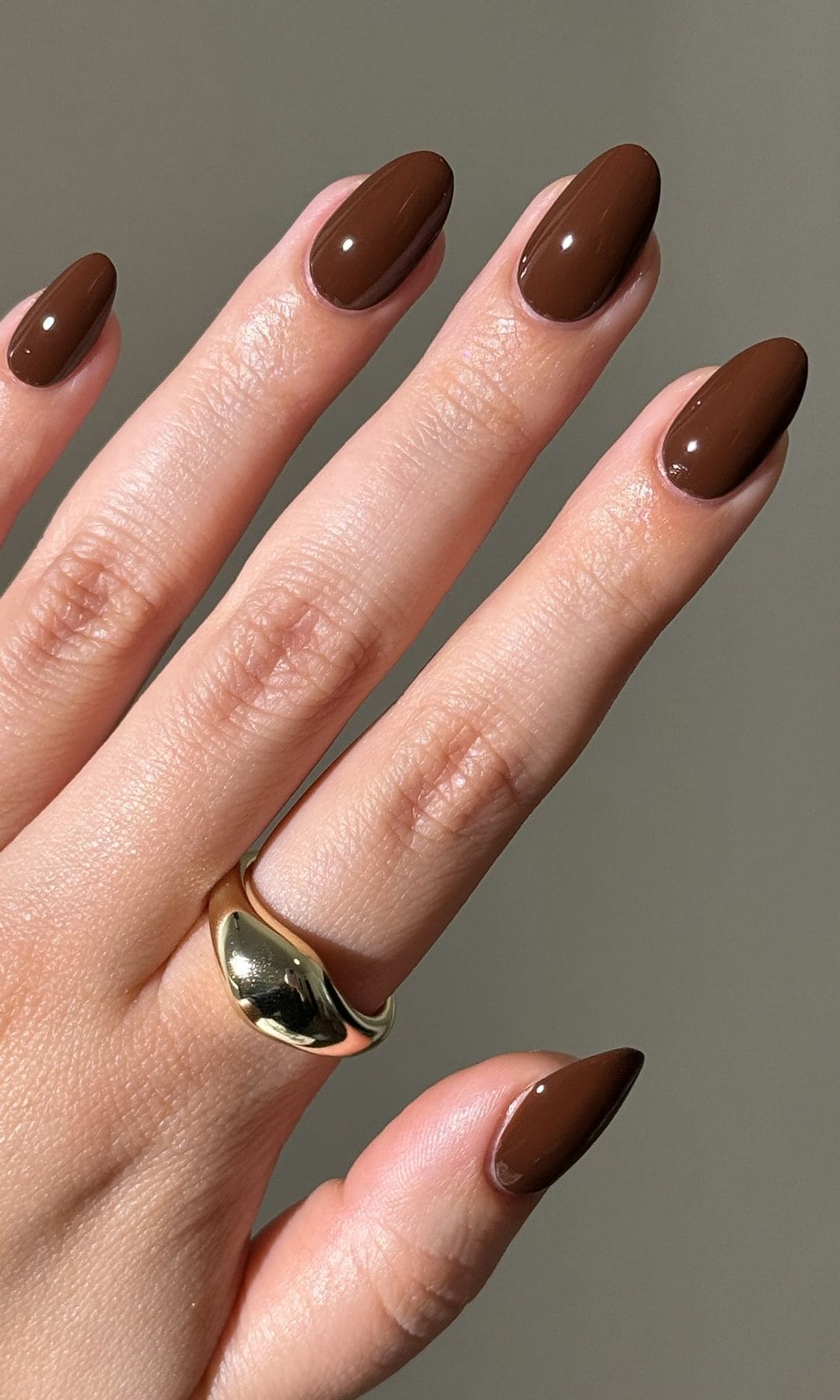 Manicura marrón chocolate