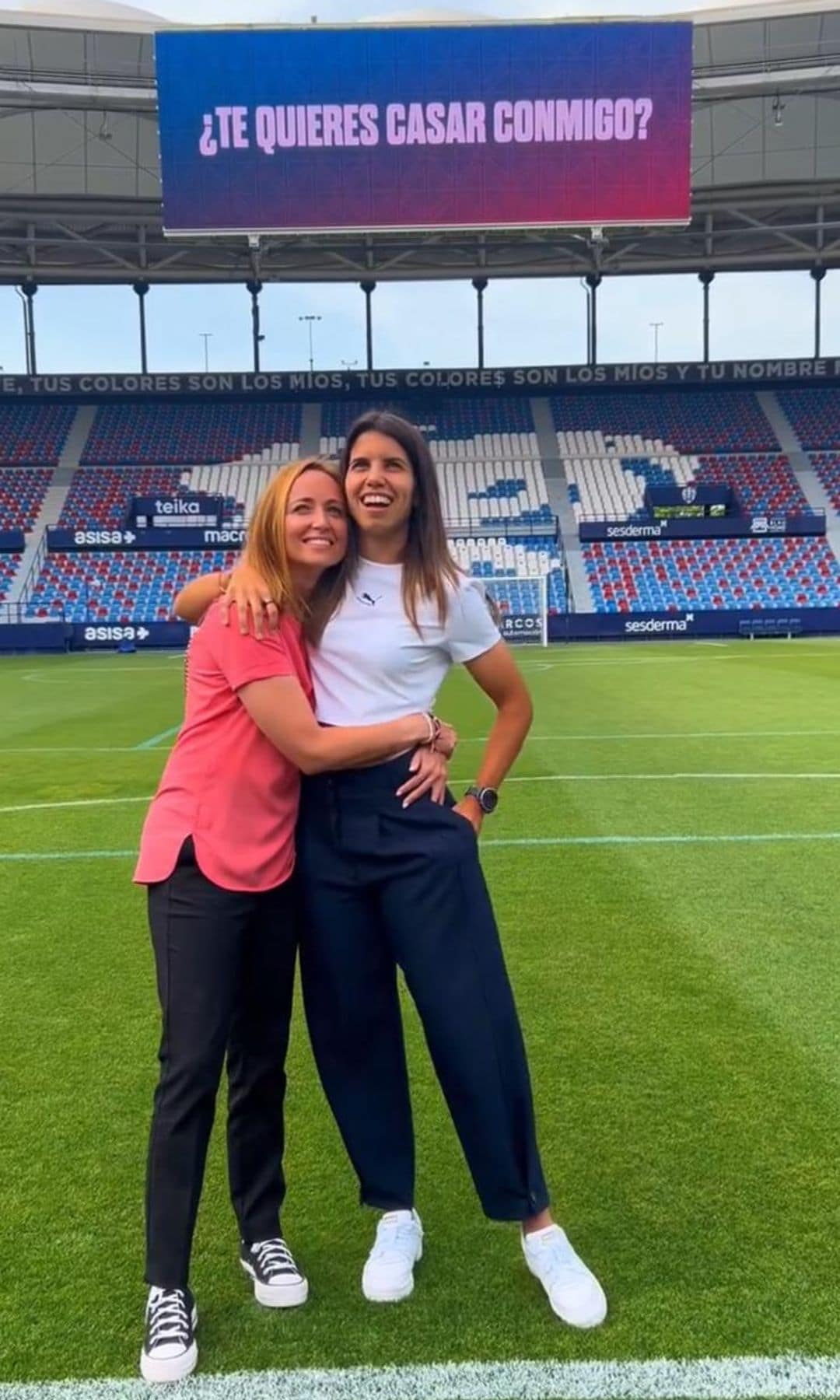 Alba Redondo con su novia, cuando le pidió matrimonio
