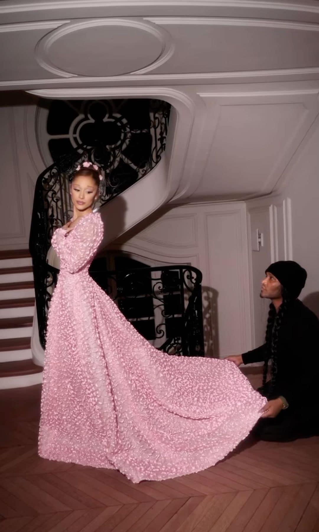  Law Roach y Ariana comenzaron a trabajar juntos a mediados de este año.