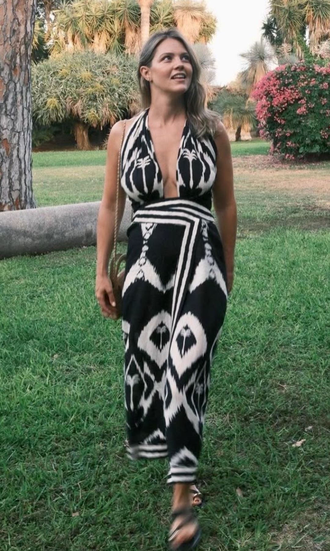 Isabelle Junot, radiante en su posparto y de vacaciones en Sicilia con un favorecedor vestido estampado de 'efecto fajín'