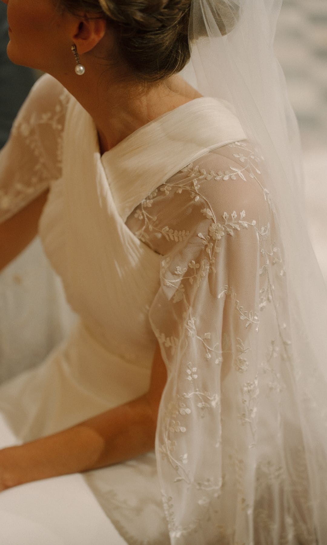 Vestido de novia convertible con capa de Ana Herrero de Tejada