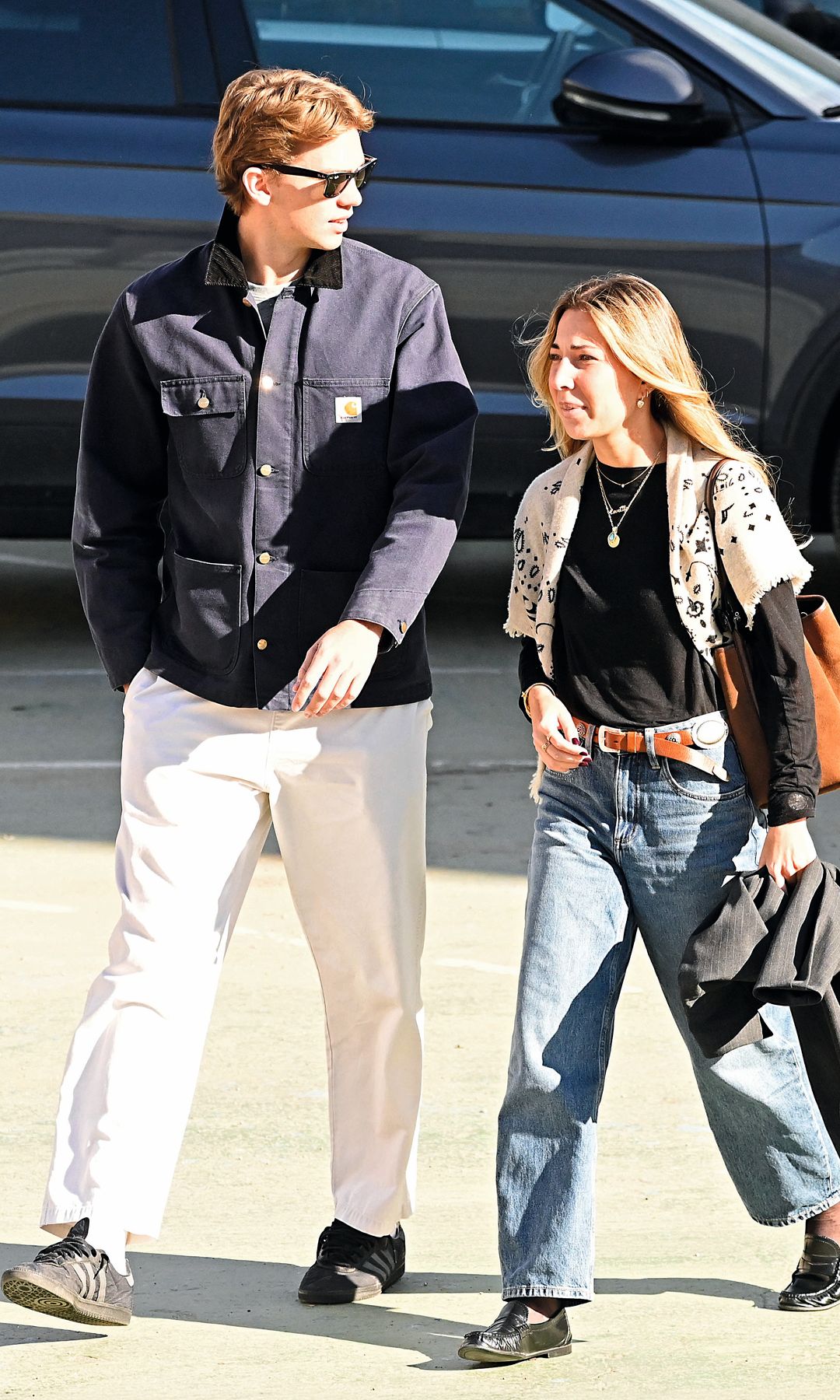 Miguel con su novia, la estudiante venezolana Olympia Beracasa, por las calles de Barcelona