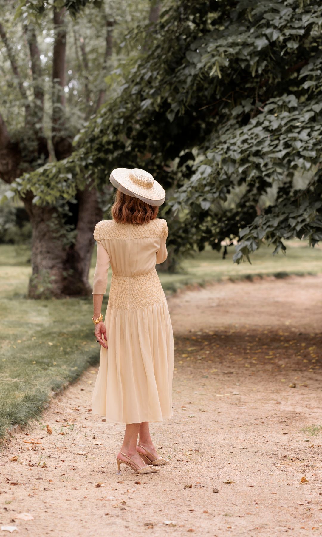 Look de madre de la novia de Ángela con tocado