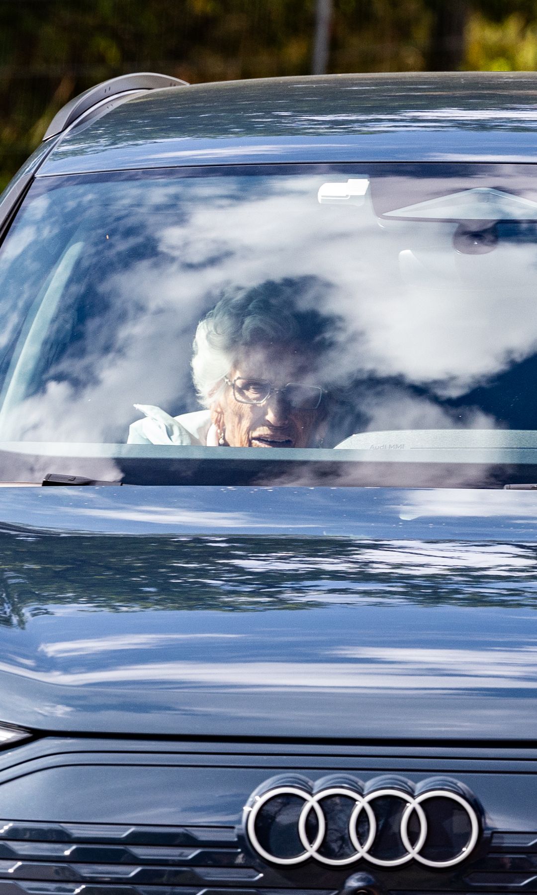 La princesa Astrid abandona el Hospital Nacional, donde ha estado durante cinco horas visitando a su hermano, el rey Harald