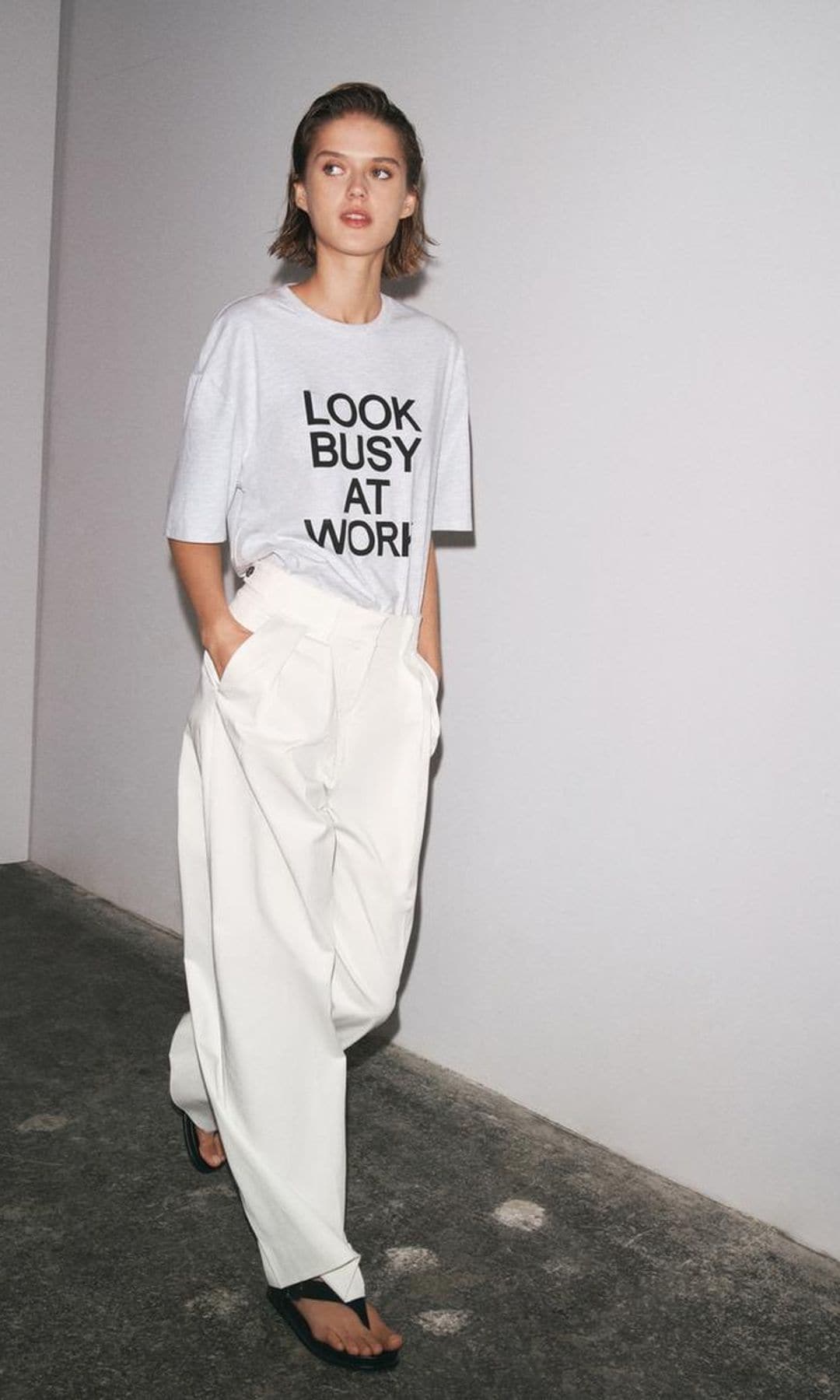 camiseta con pantalones blancos