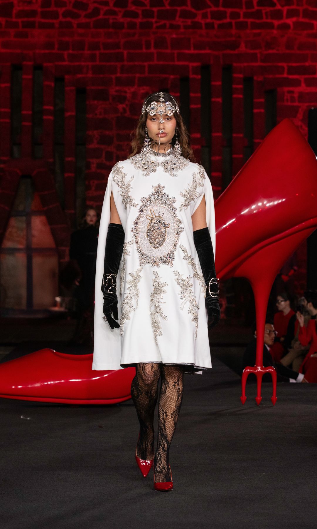 El desfile incluyó propuestas que iban desde el minimal chic hasta el maximalismo total.