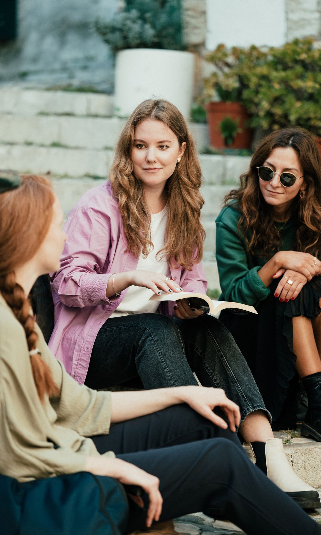Chicas jóvenes leyendo