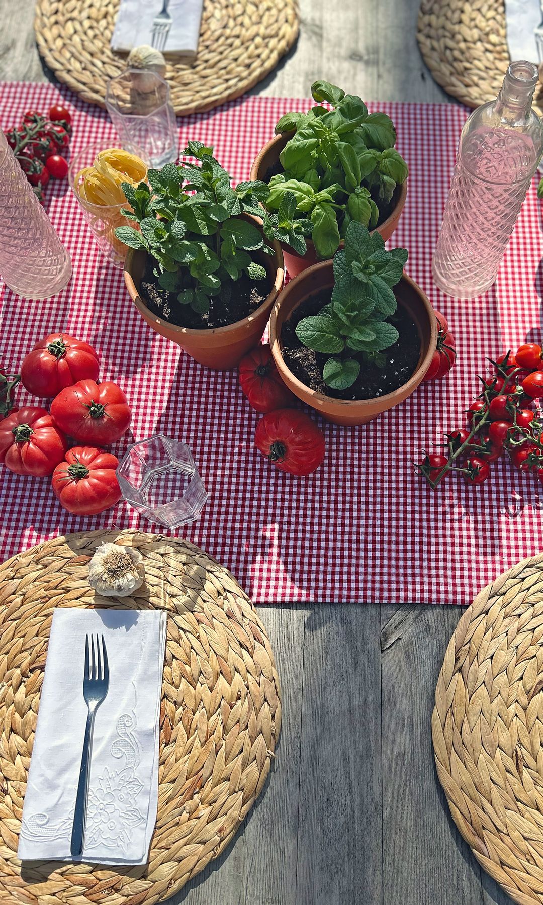 AL NATURAL
Bajoplatos de rafia decorados con ajos, cubertería sencilla de acero y botellas de agua de cristal (eran las antiguas de Anís del Mono, que he reciclado)