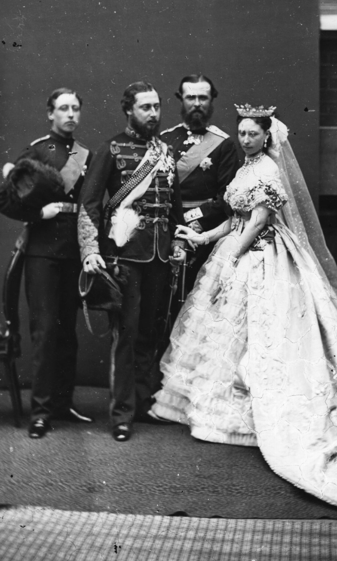 La princesa Alicia el día de su boda con la tiara encargada por su padre