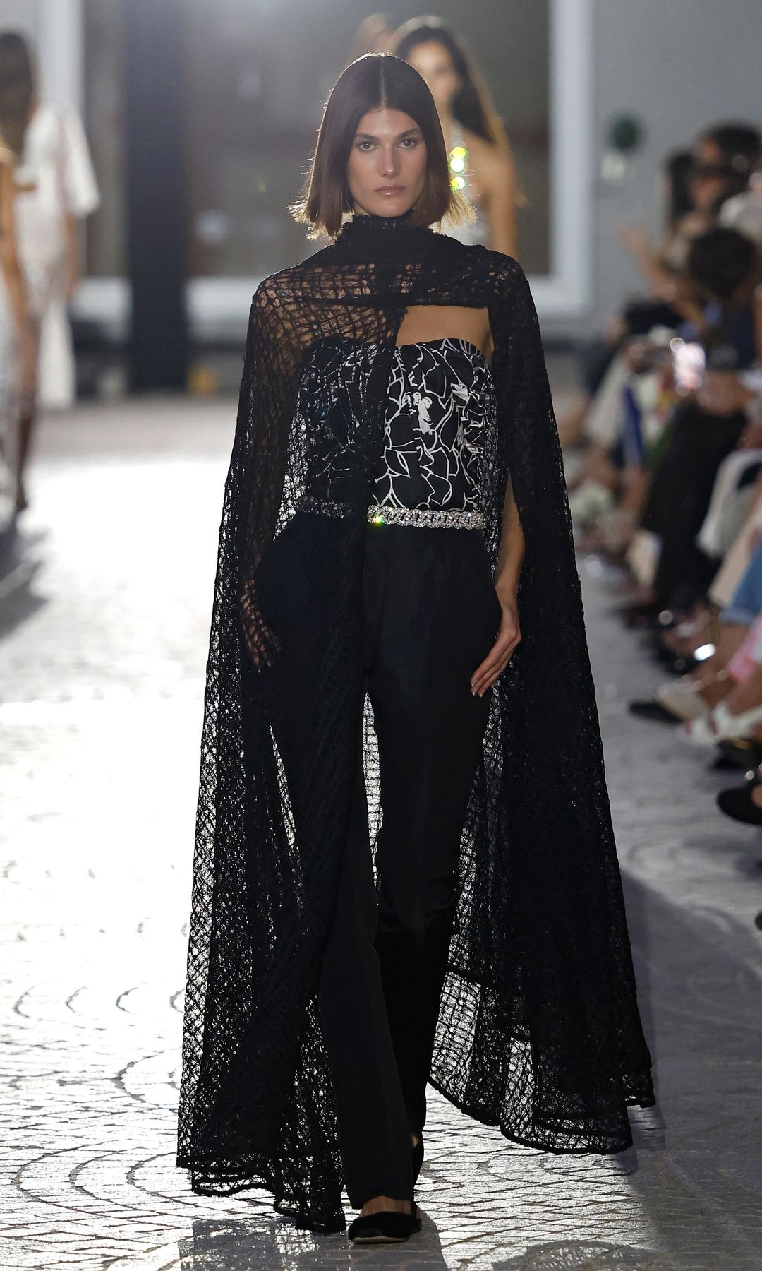 Alvarno regresa después de cinco años para clausurar la Mercedes-Benz Fashion Week Madrid con una atrevida propuesta de noche y fiesta