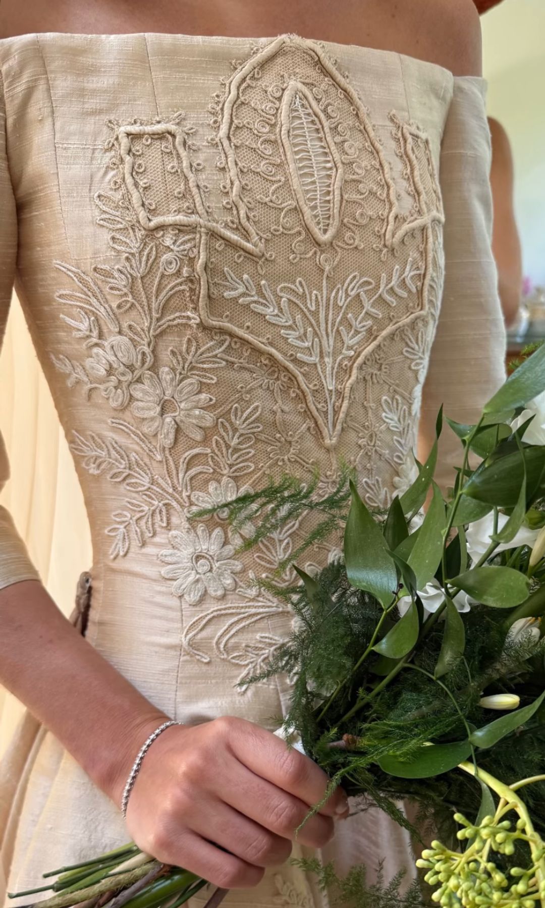 Detalle del delicadisimo vestido diseñado por Navascués
