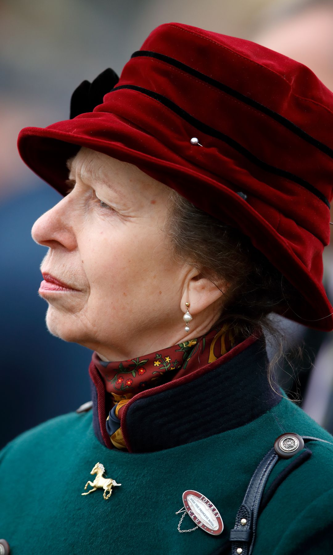 La princesa Ana de Inglaterra con su famoso broche con forma de caballo.