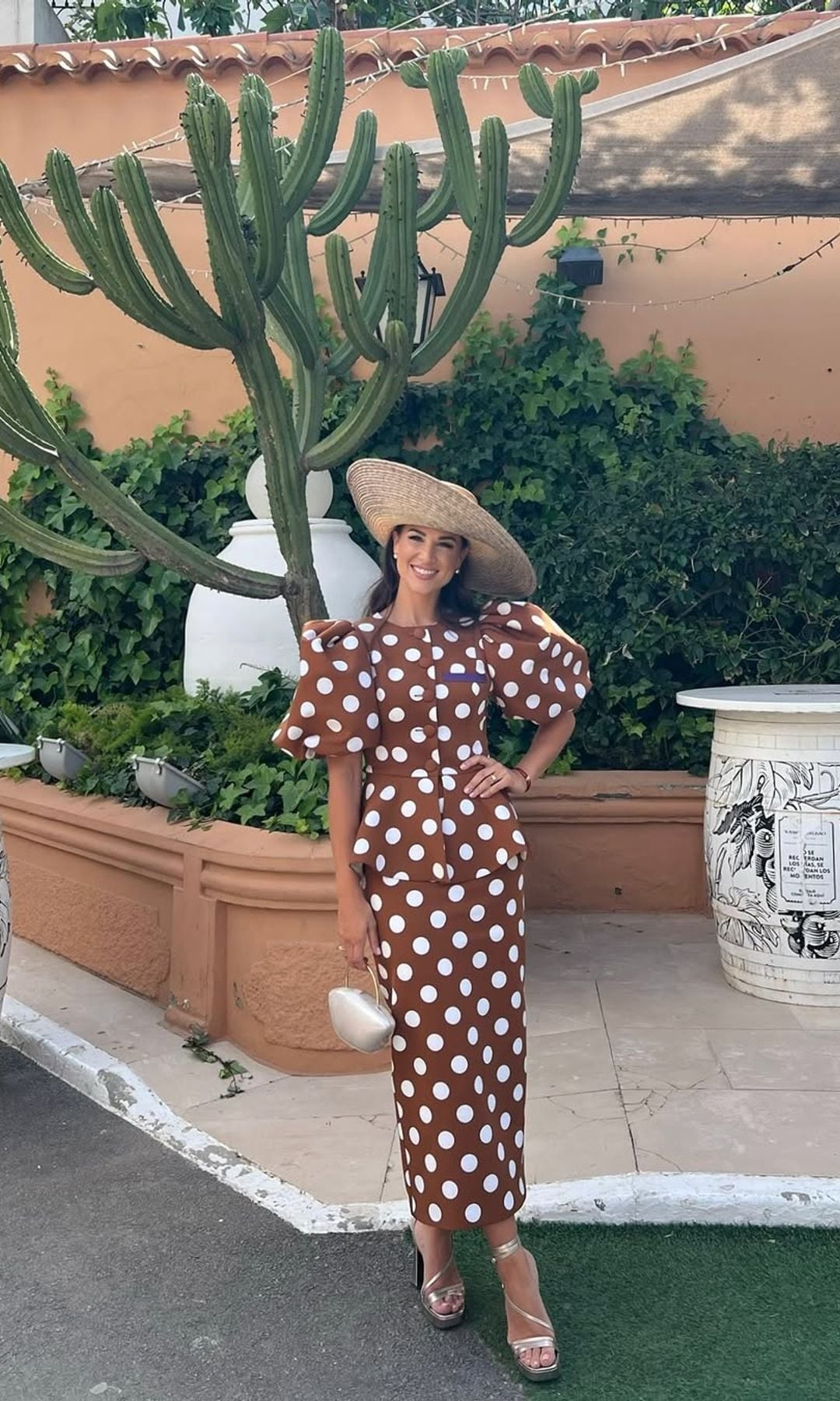 Los looks de invitada que más se repiten en junio: top, faldas midi y sombreros