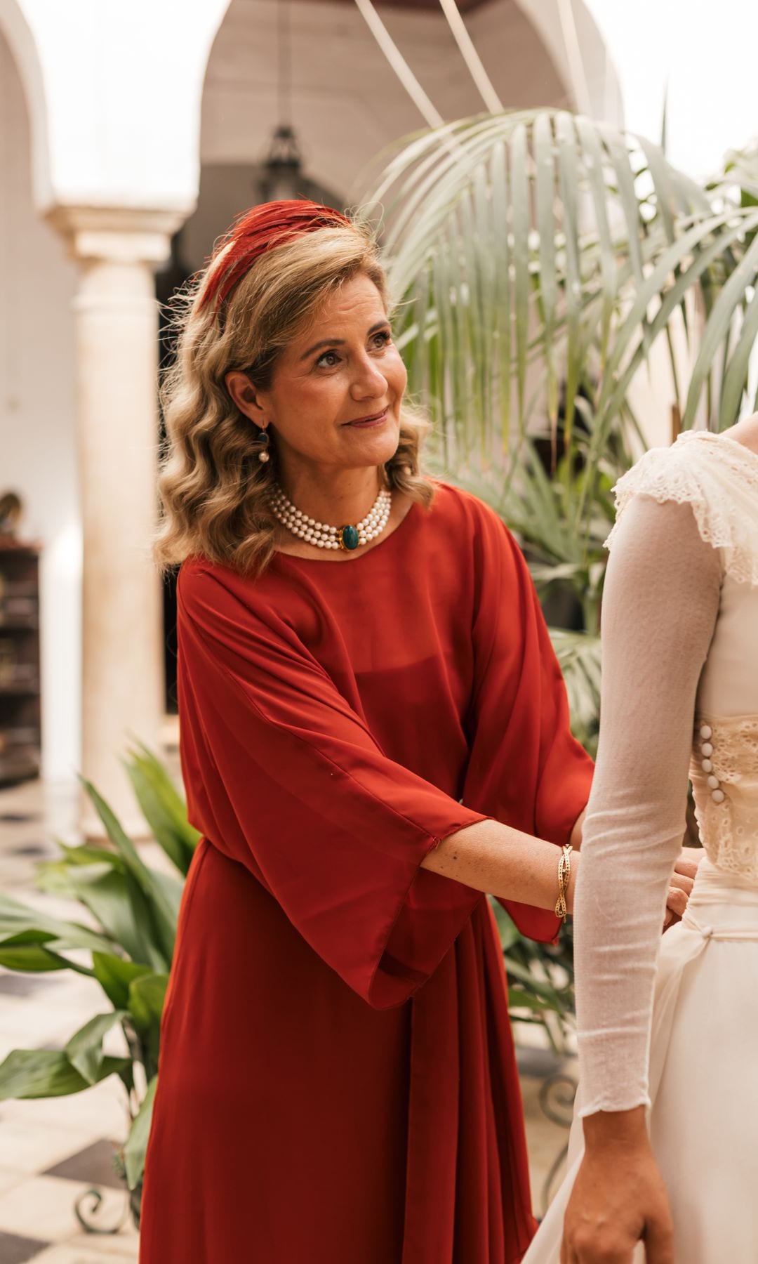madre de la novia con vestido rojo