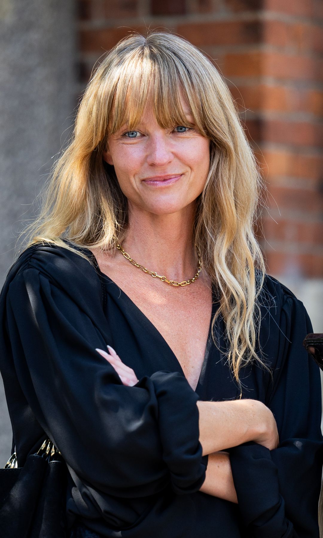  Mujer con flequillo y cabello largo