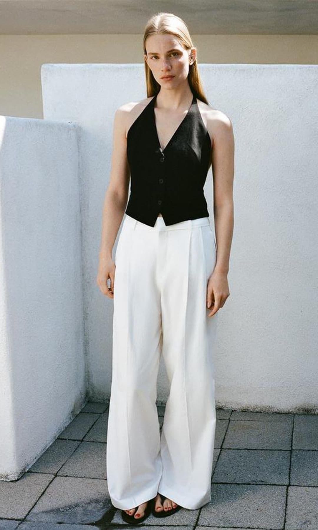 pantalon blanco con chaleco de sastre