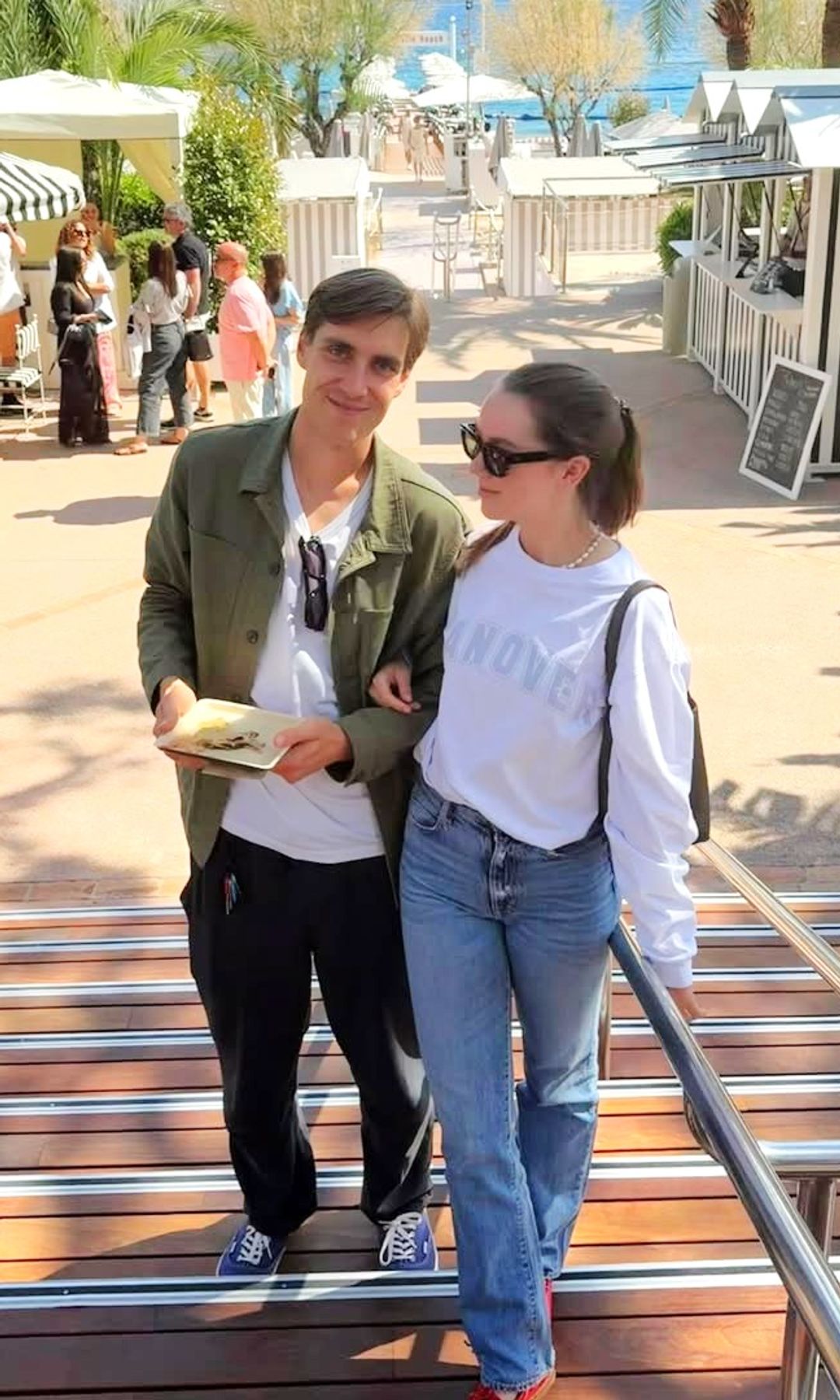 Alexandra de Hannover reaparece natural junto a su novio con el look más casual: vaqueros, perlas y una sudadera con su apellido