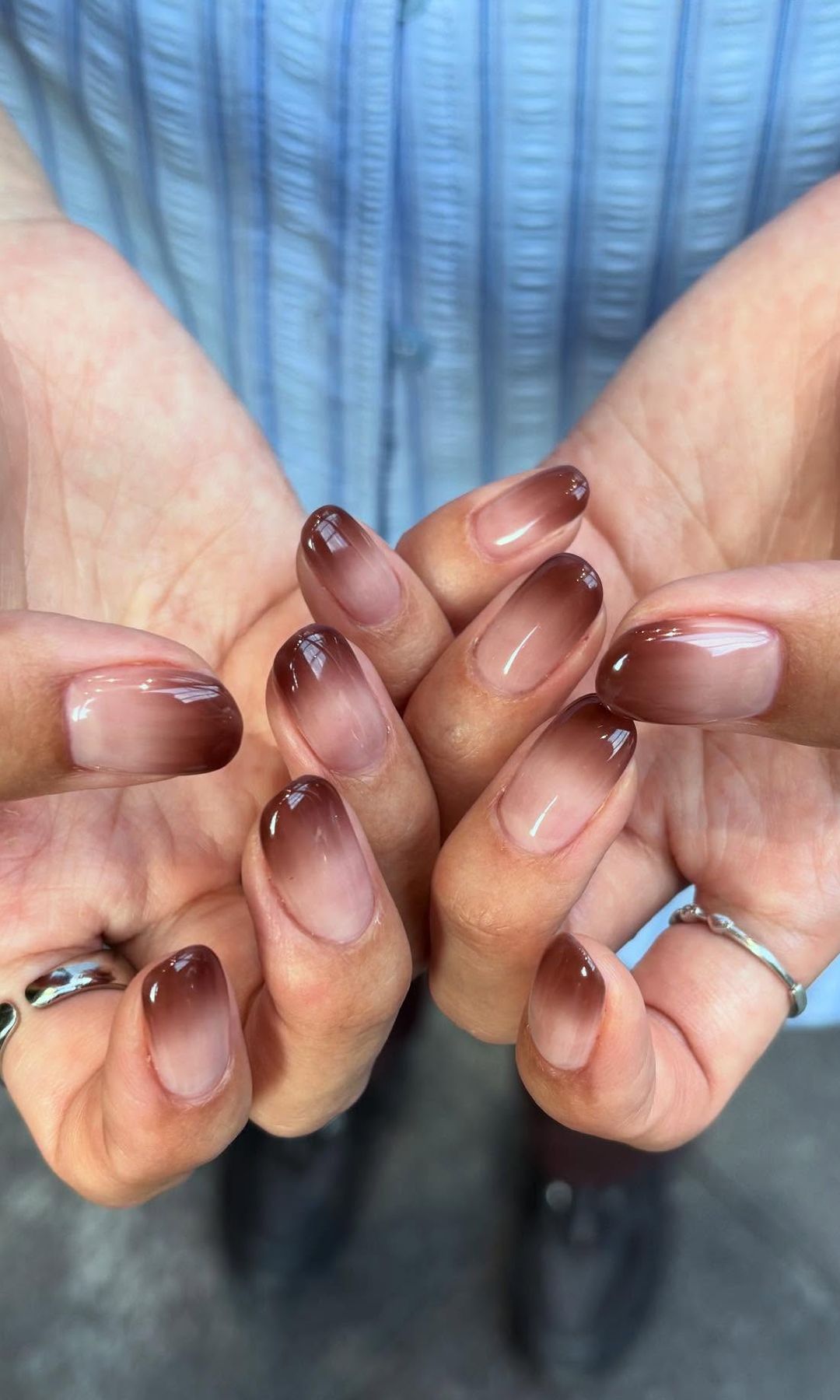 Manicura degradada en marrón chocolate