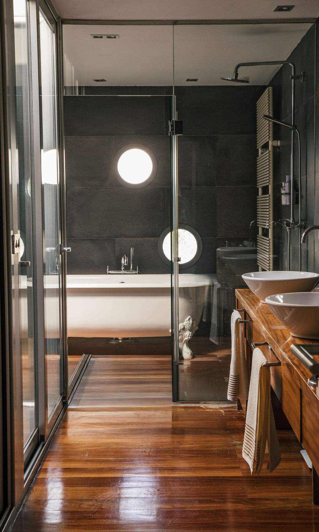 El baño contiguo al dormitorio, y al lado, el cuarto de uno de los chicos
