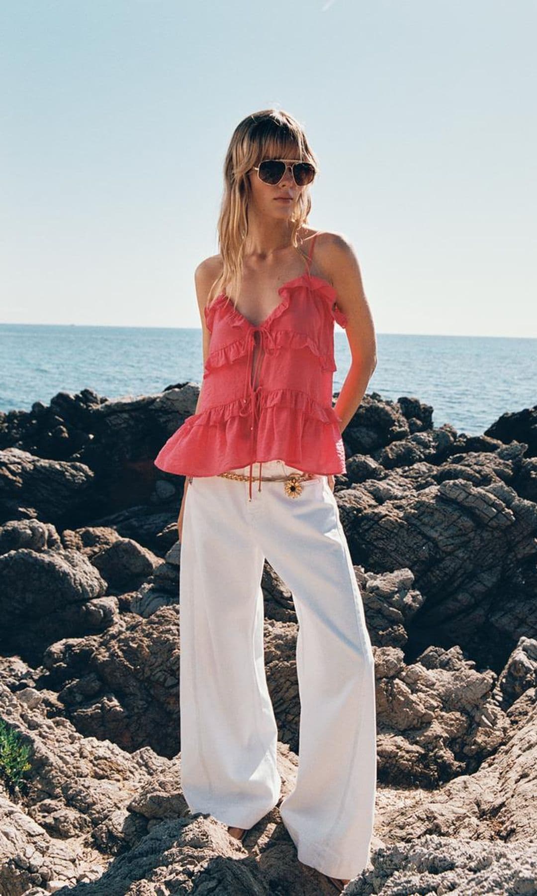 top rosa de volantes y pantalon blanco