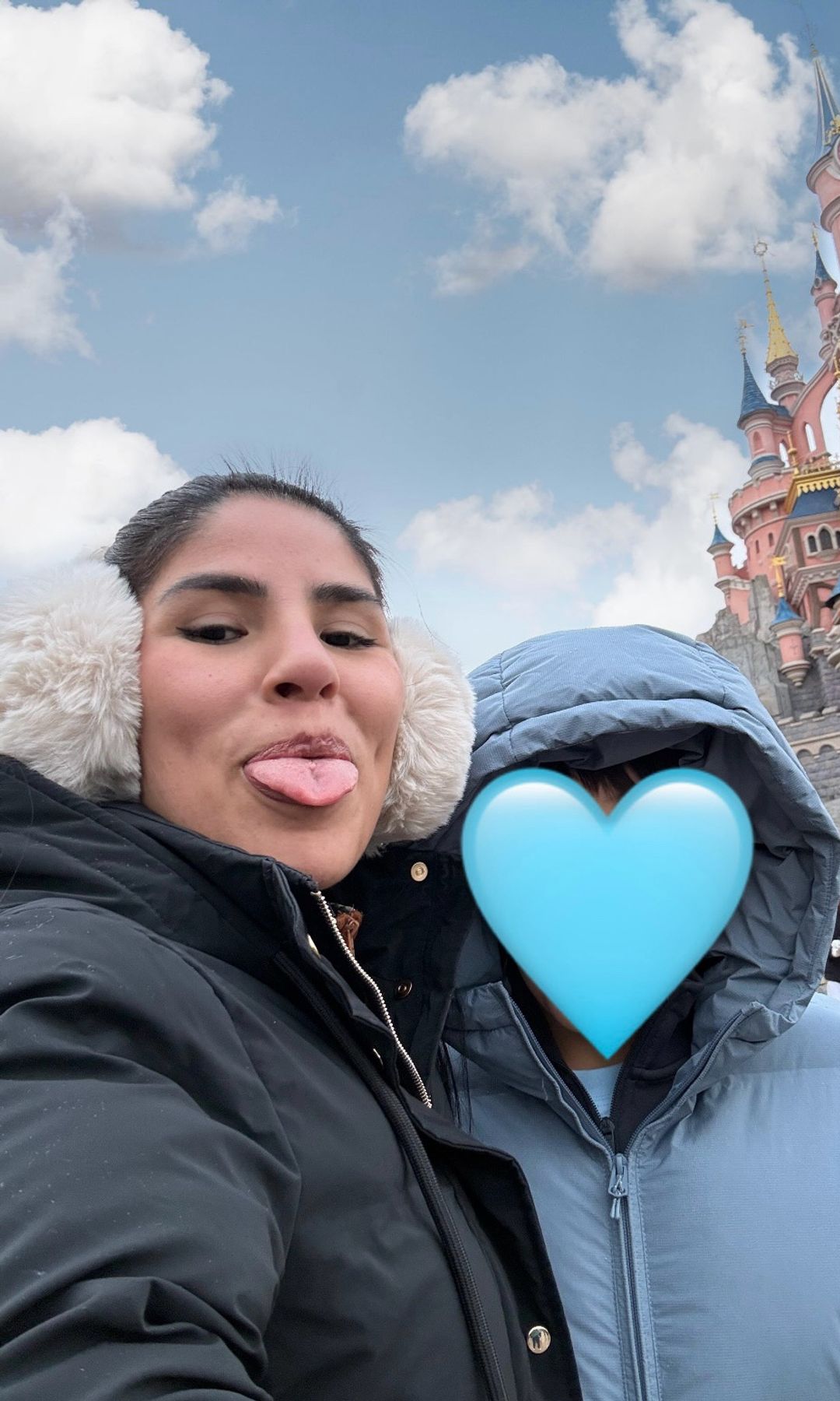 Isa Pantoja, junto a su hijo mayor, Alberto, en Eurodisney