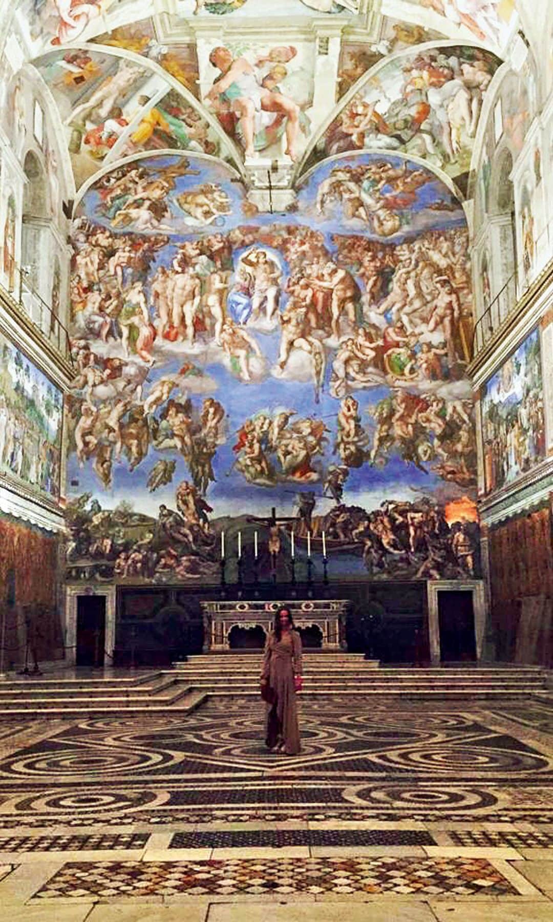 Distintos momentos en Italia, entre los que se incluye una memorable visita nocturna a la Capilla Sixtina. 