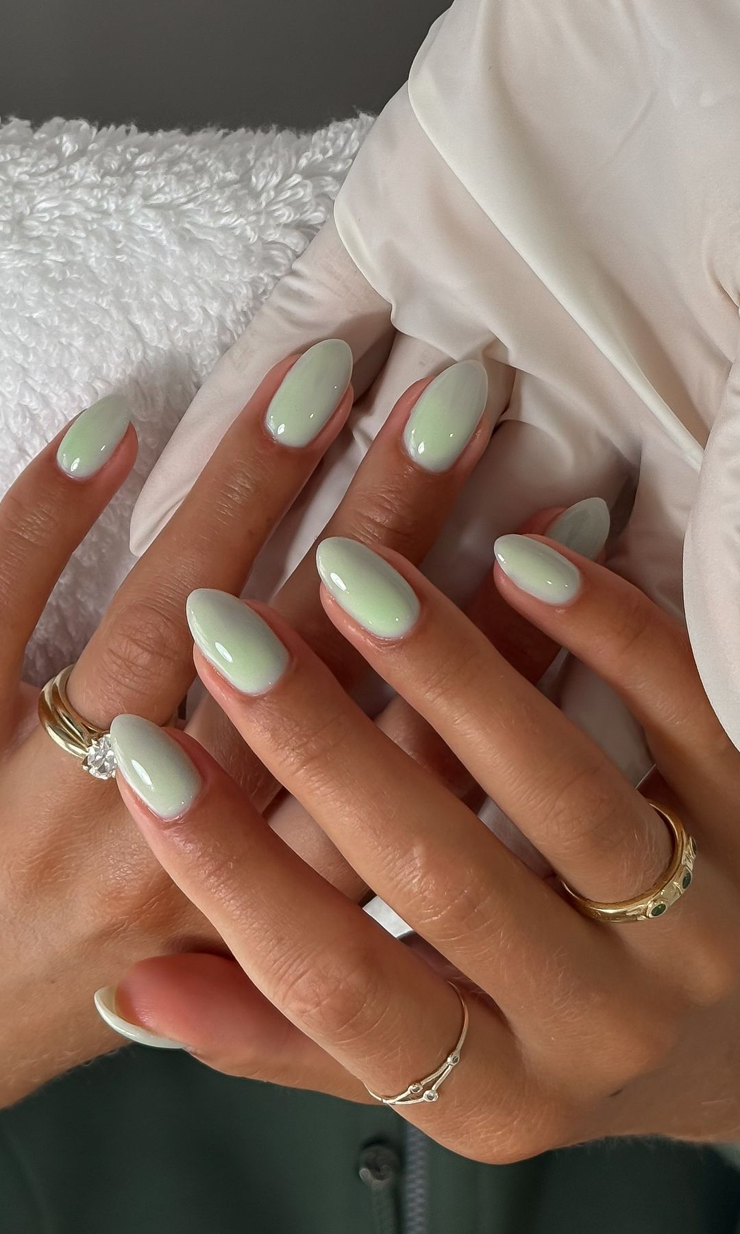 Manicura verde menta lechosa