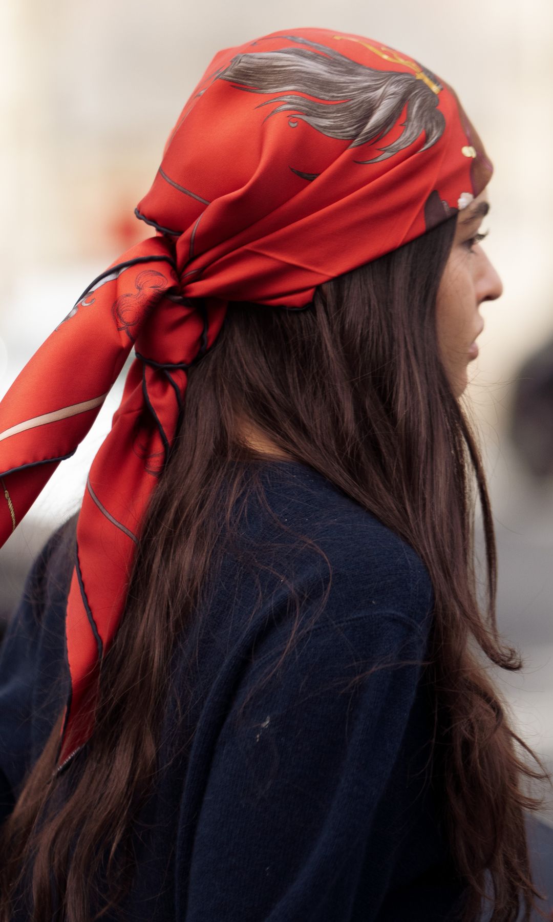 Mujer con pañuelo en la cabeza