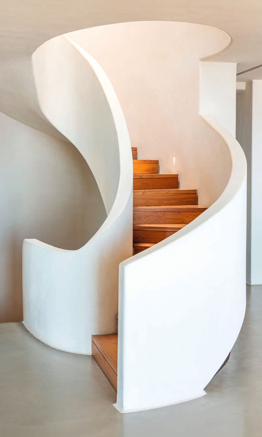 La escalera curva que lleva a la planta superior