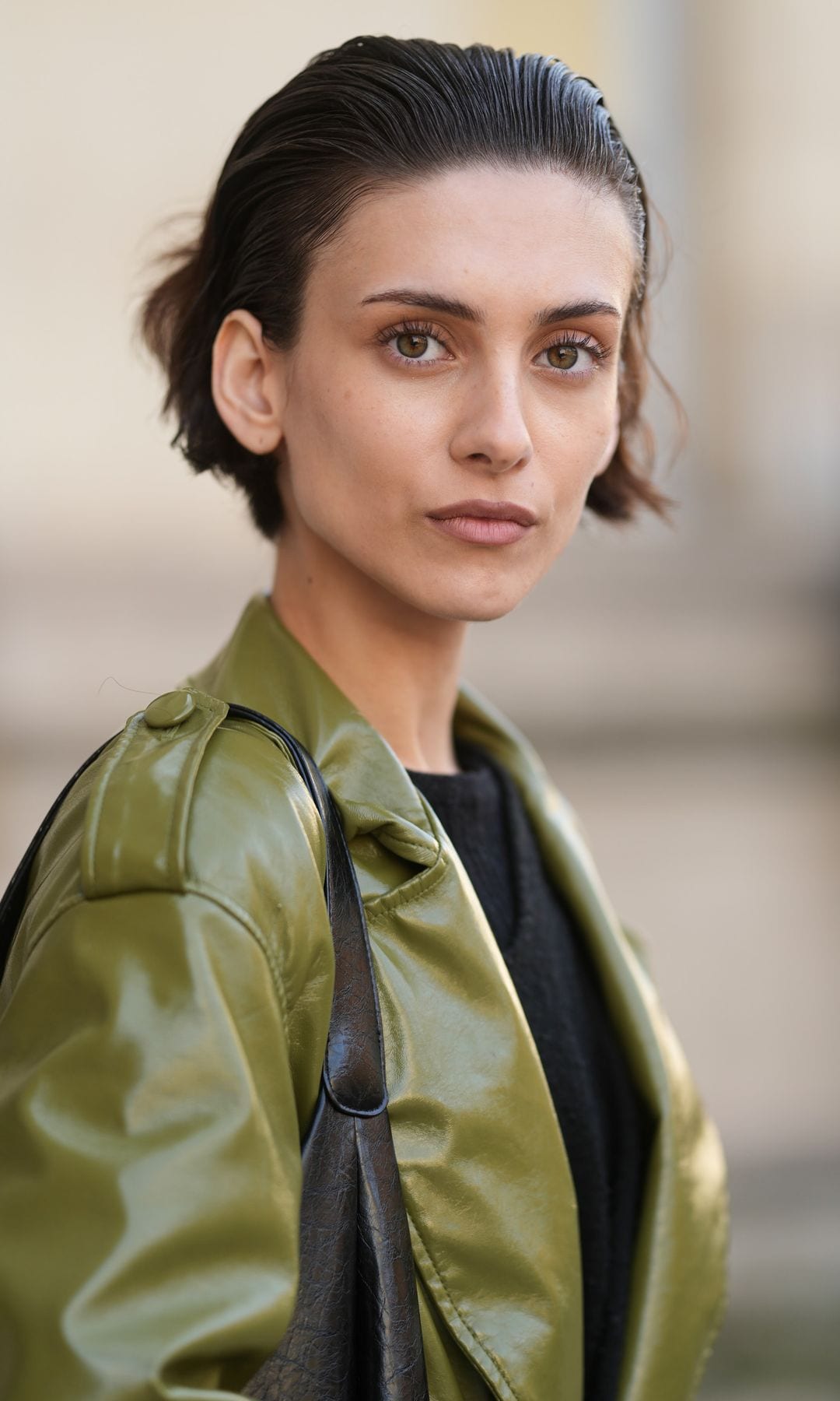  Mujer con cabello efecto mojado