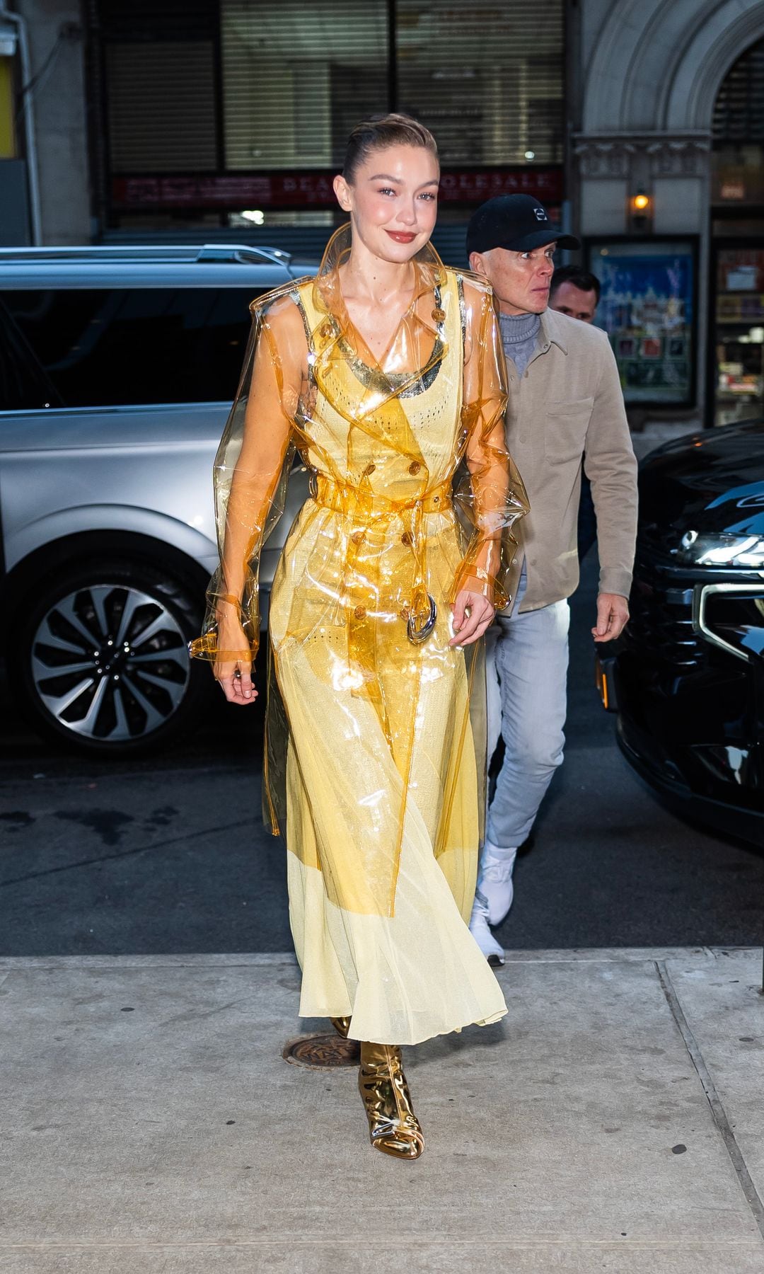 A inicios de marzo, Gigi sorprendió con total look amarillo poco convencional.