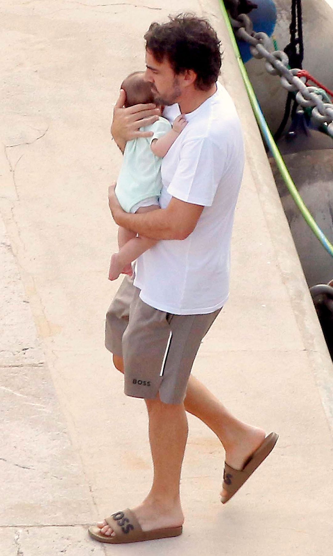 Fernando Alonso con su pequeño Leonard en brazos por Mónaco