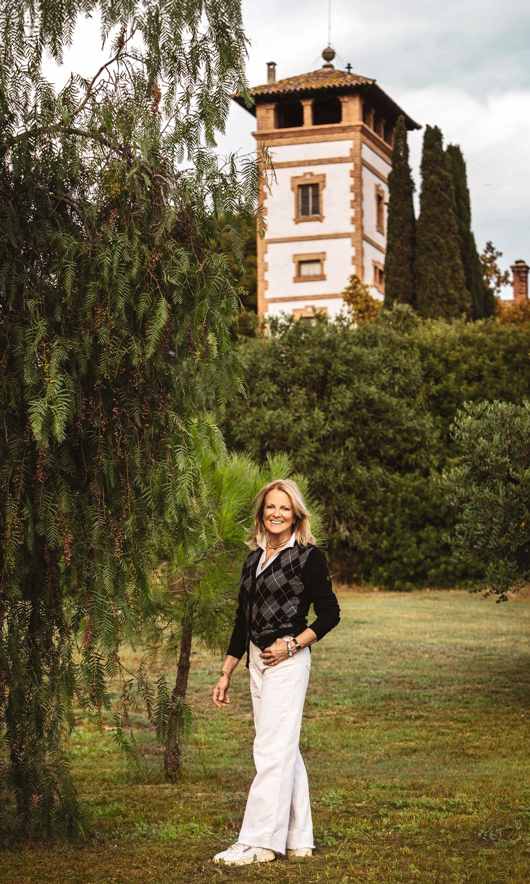 Lucía en una de las praderas del "jardín de los amigos", donde, por su cumpleaños, sus amigos le regalaron los árboles que la circundan. Al fondo, la torre vigía de la casa se construyó en los albores del siglo pasado para que la familia viera la casa cuando pasaba en tren por la costa, a unos cinco kilómetros de la finca, aunque con una colina en medio
