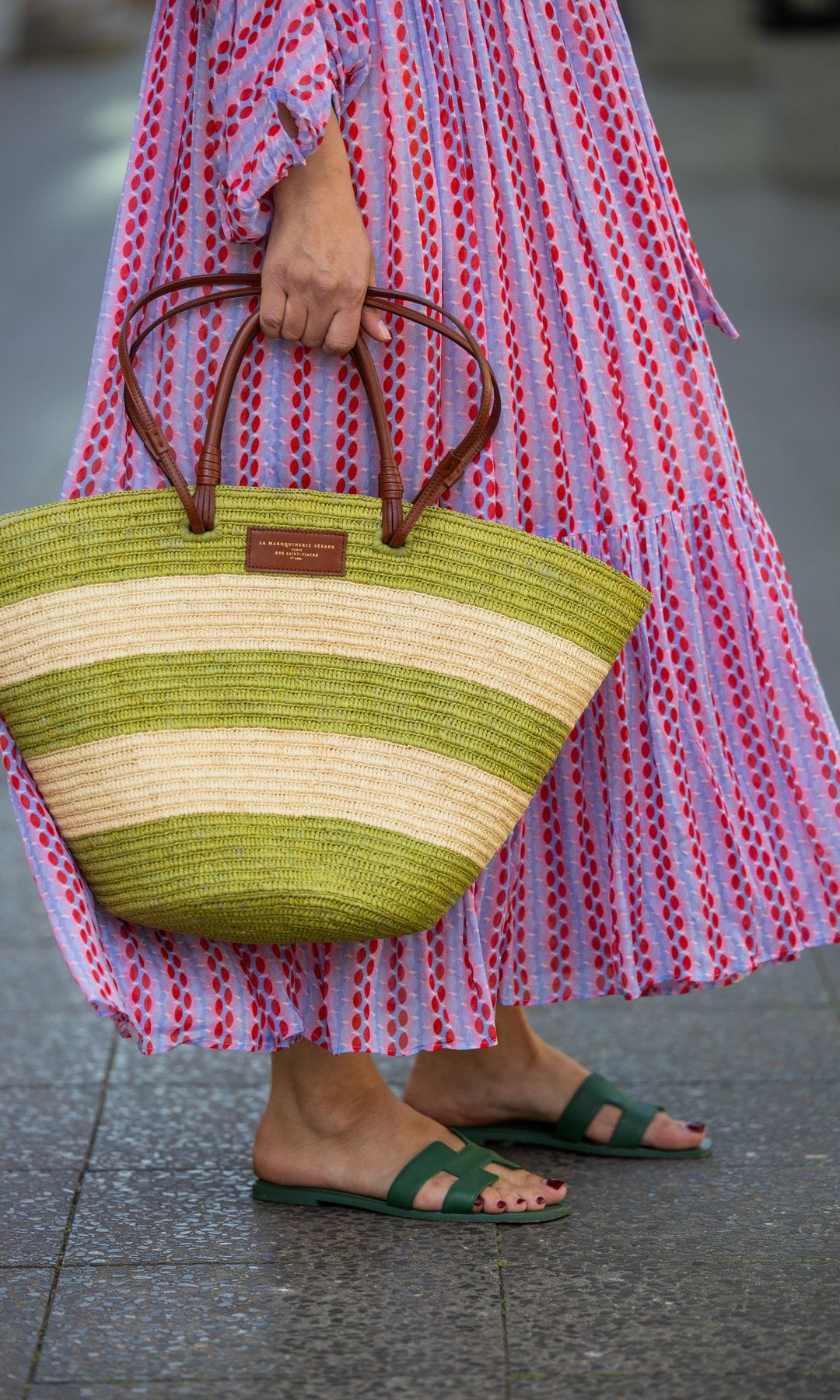 sandalias y bolso de rafia de rayas