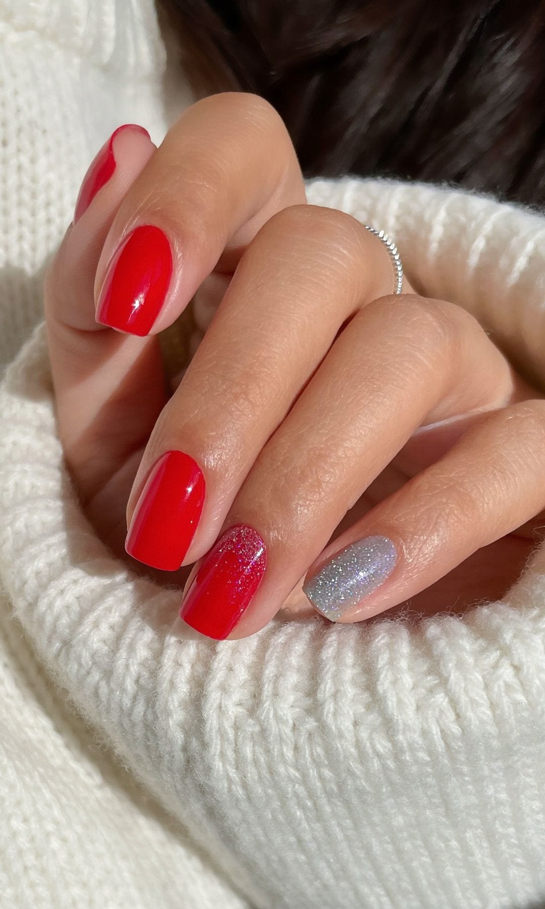 Manicura roja y plateada