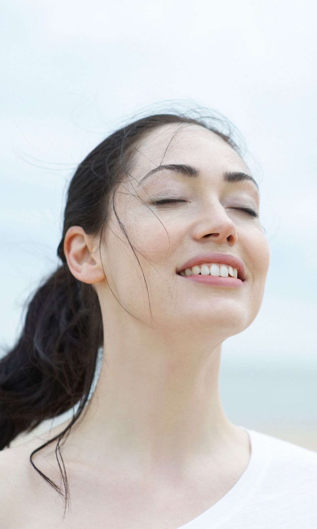 Mujer respirando tranquila 