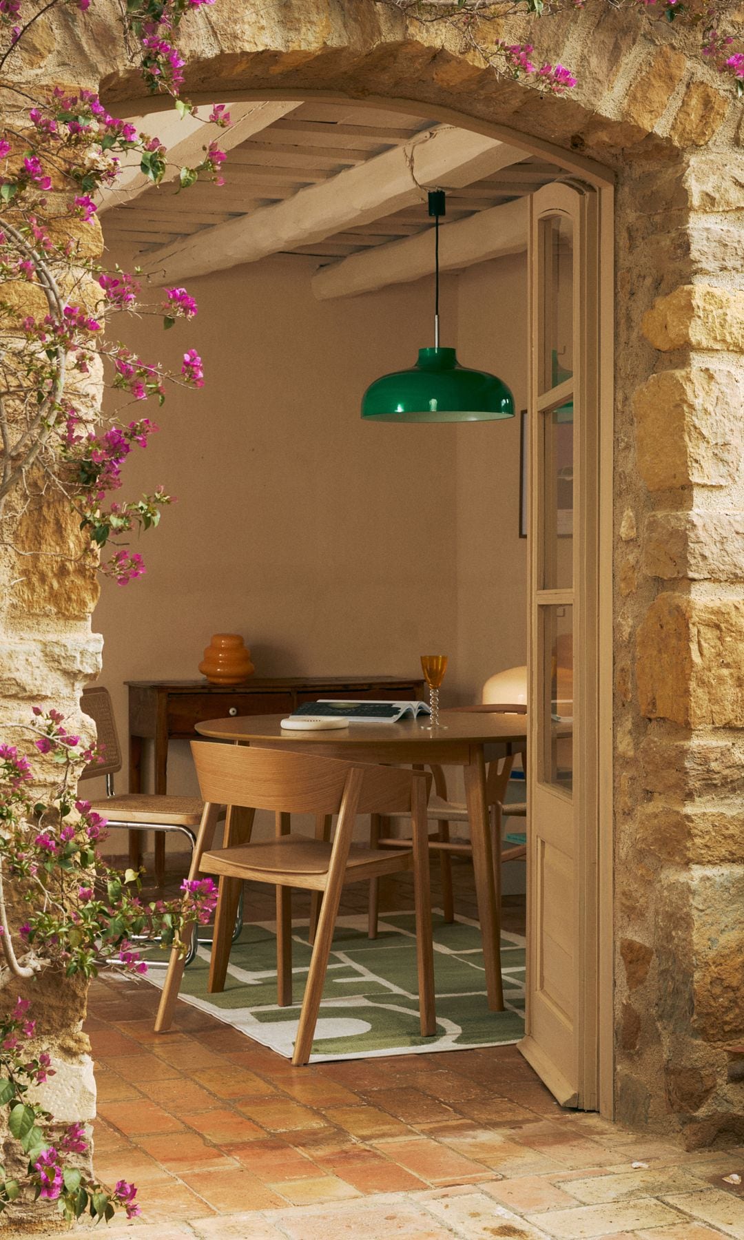 Comedor con lámpara de techo en verde