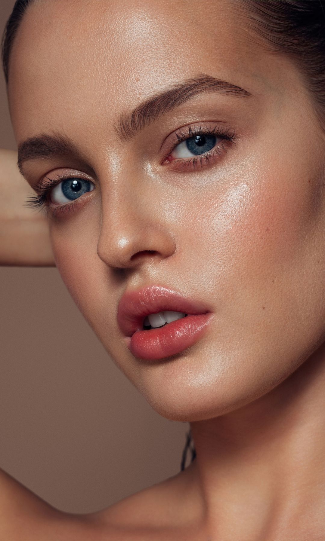  Mujer con rostro hidratado