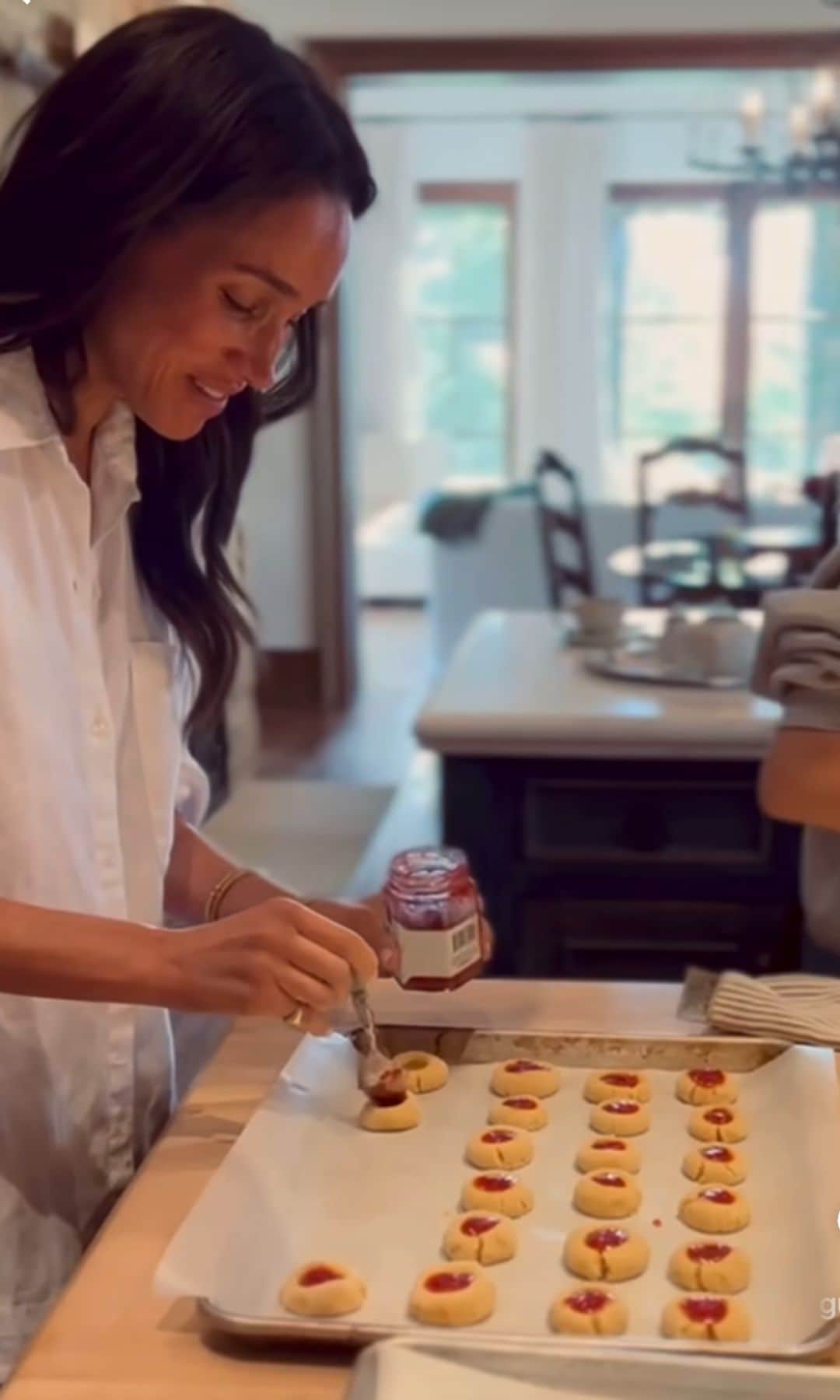 Meghan Markle decoró las galletas con un toque de mermelada de fresa