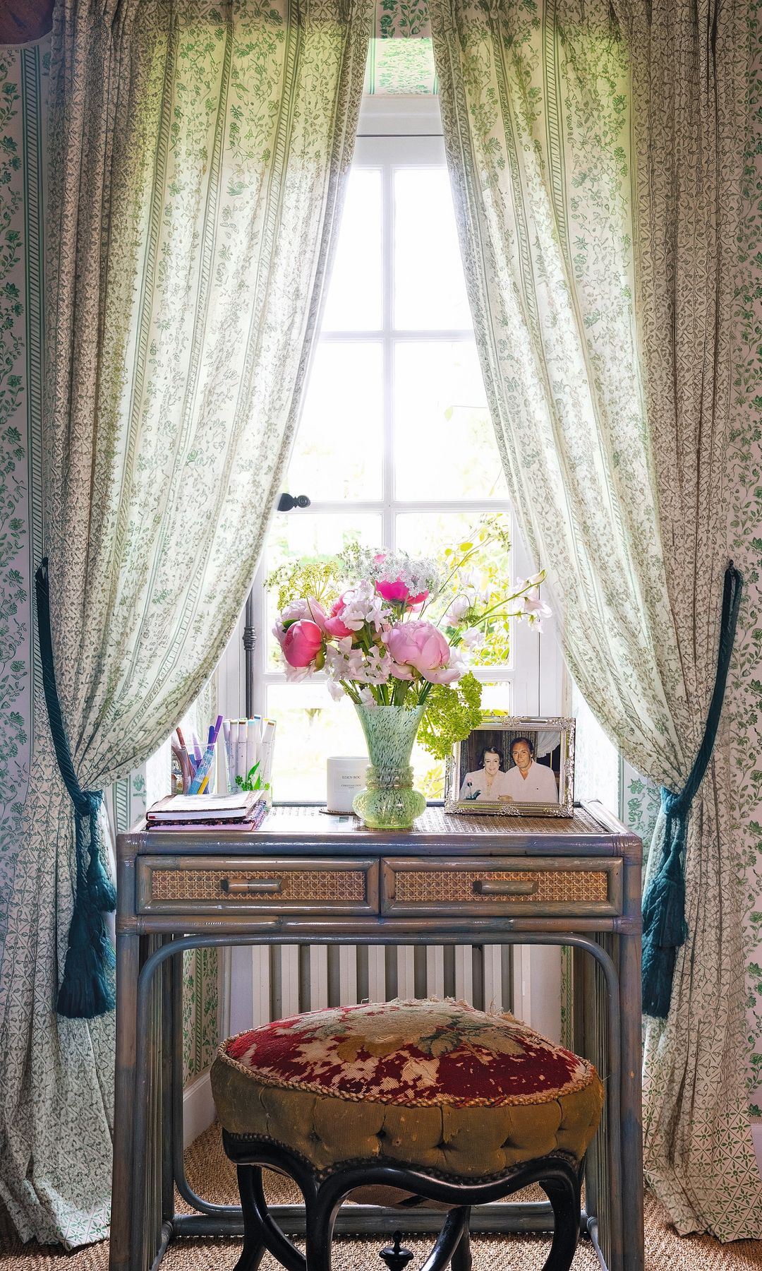 Varios rincones con detalles que incluyen helechos adornando un espejo