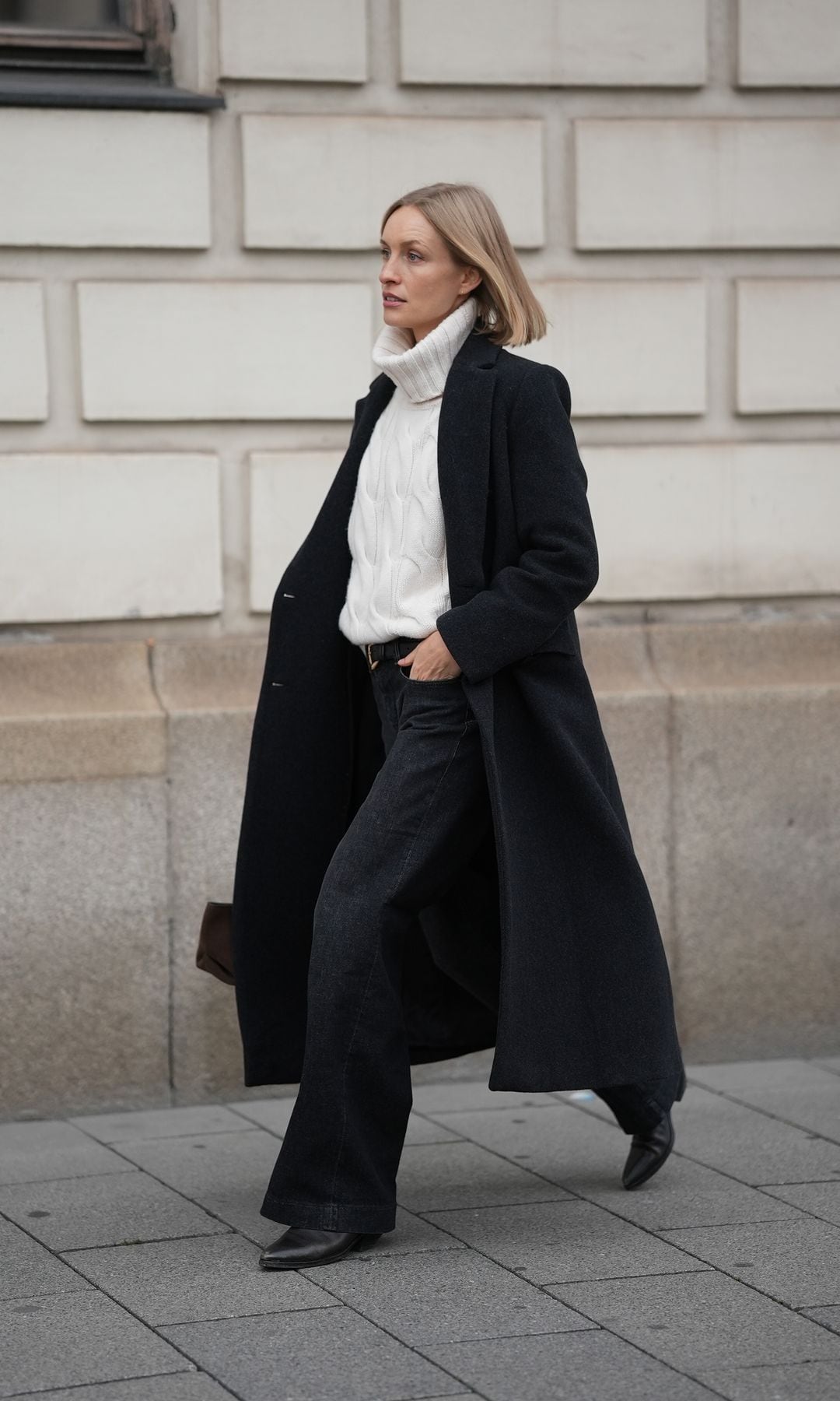 Los abrigos largos NO te hacen más bajita si llevas estos vaqueros como Olivia Palermo