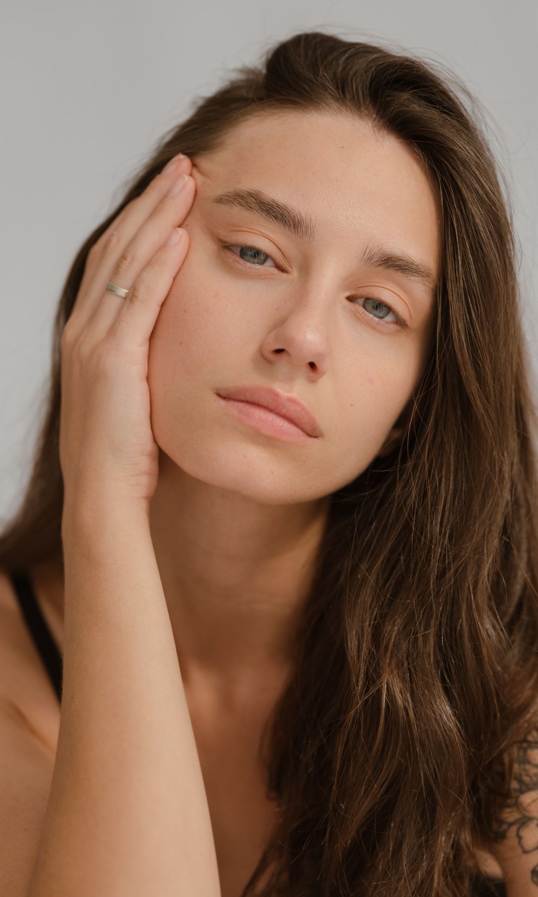 Rostro de mujer morena con piel suave y lisa