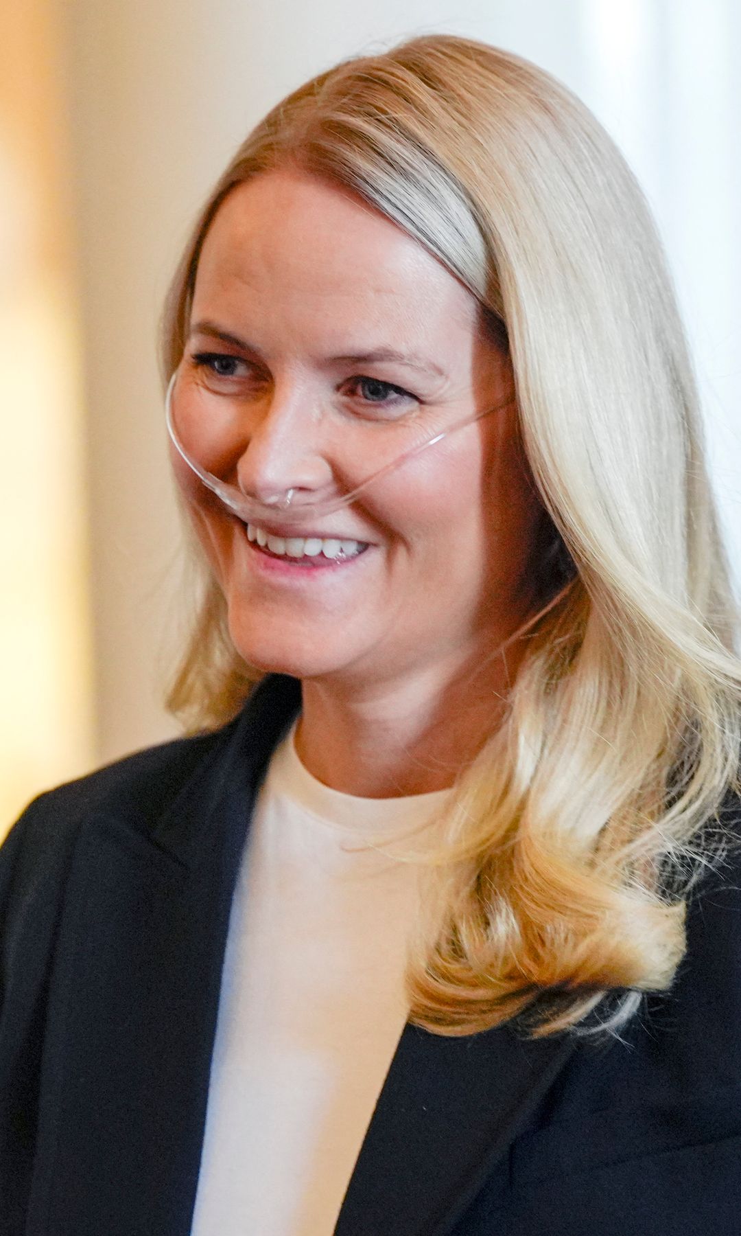 Mette-Marit de Noruega con máscara de óxigeno